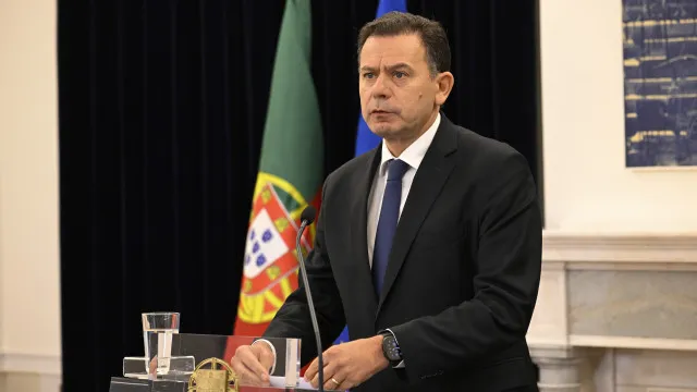 
                    Luís Montenegro expressa 