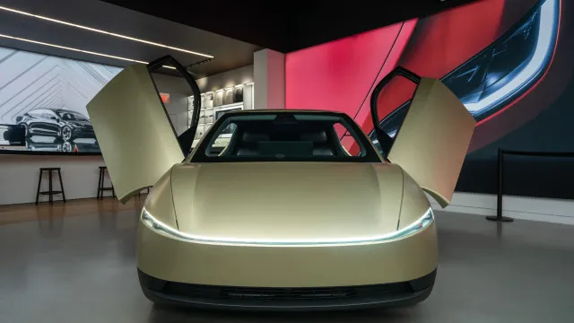 
                    Cybercab da Tesla sob escrutínio do regulador dos EUA desde lançamento
                