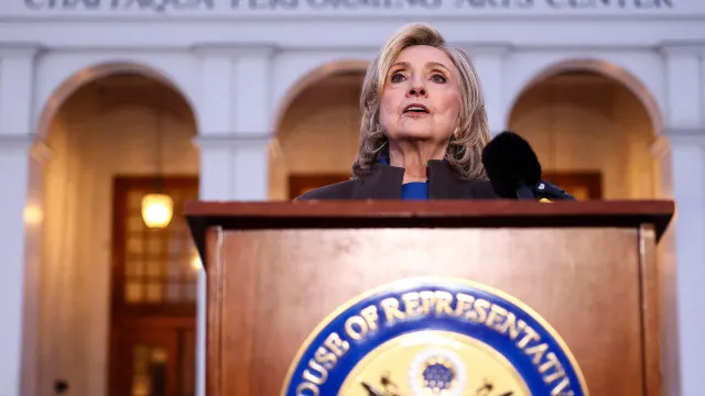 
                    Hillary Clinton destaca caminho aberto por Gloria Steinem para mulheres
                