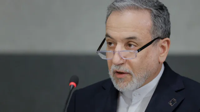 
                    Teerão volta a discutir conversações de paz após rejeição de Trump
                