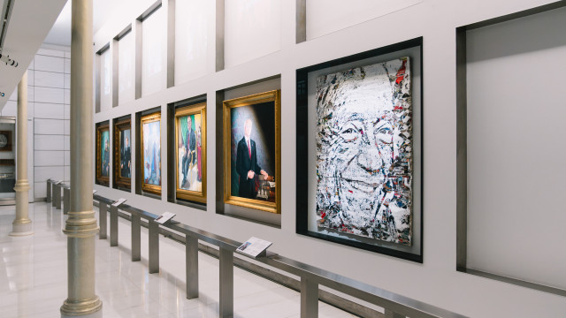 Vhils retratou Marcelo sem pintar, mas com 10 anos de jornais: As imagens