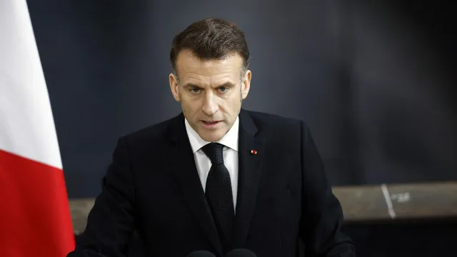 
                    Apoiantes de Macron defendem coligação para evitar eleição de Le Pen
                