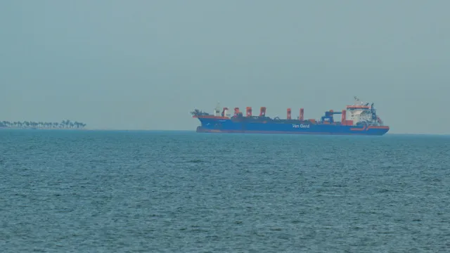 Cargueiro indiano atingido por projétil afunda-se no mar Vermelho