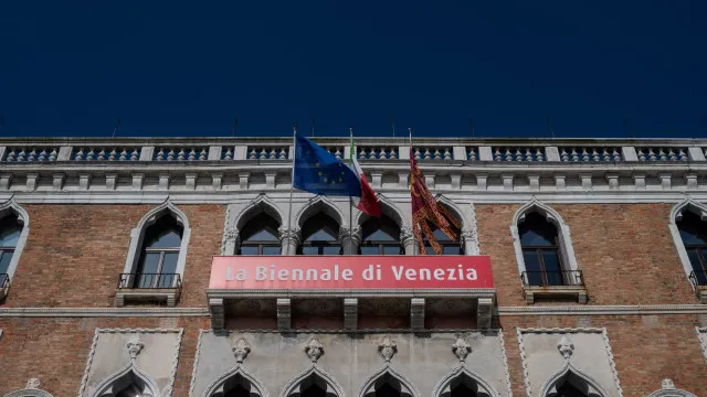 
                    Ucrânia pede a Bienal de Veneza para não aceitar regresso da Rússia
                