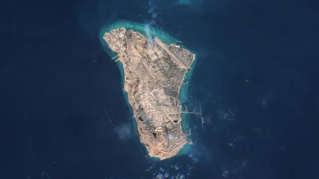 
                    Petroleiro iraniano atacado pelos EUA ao largo da ilha de Kharg
                