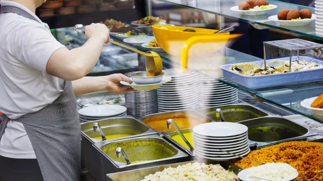 Refeitórios escolares proíbem alimentos ultraprocessados e limitam doces