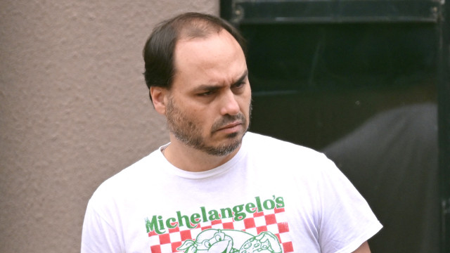 Carlos Bolsonaro diz que ex-presidente está “inchado e irritado” na UTI