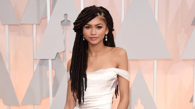
                    Zendaya convenceu mãe a fazer 1.ª tatuagem aos 50. Agora tem corpo cheio
                