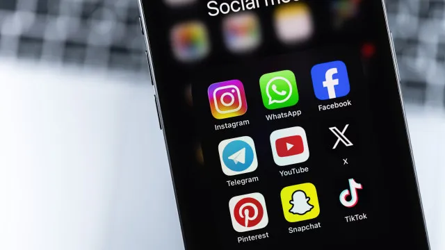 Governo canadiano quer proibir uso das redes sociais a menores de 16 anos
