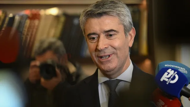 
                    Líder do PS aponta pressão das sondagens sobre Montenegro
                