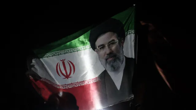 
                    Líder supremo do Irão defende programa nuclear e balístico
                