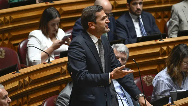 Hugo Soares recorda Sócrates e bancada do PS insurge-se