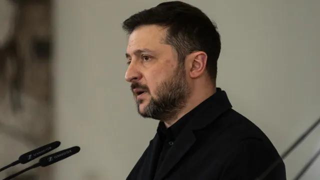 
                    Zelensky critica prolongamento da suspensão das sanções ao petróleo russo
                