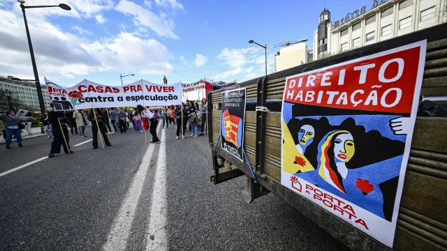 
                    PCP, Livre e BE juntam-se à manifestação pela habitação com críticas ao Governo
                