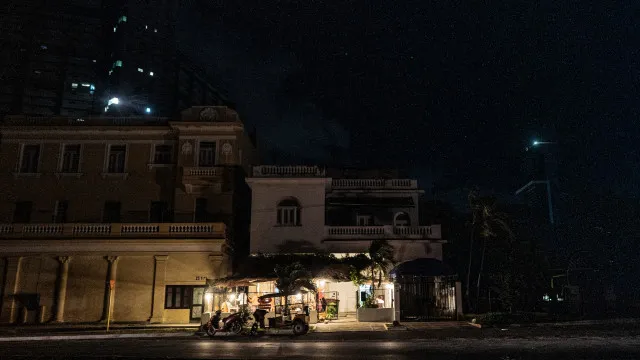 
                    Cuba bate novo recorde de cortes de energia com 70% do país sem corrente
                