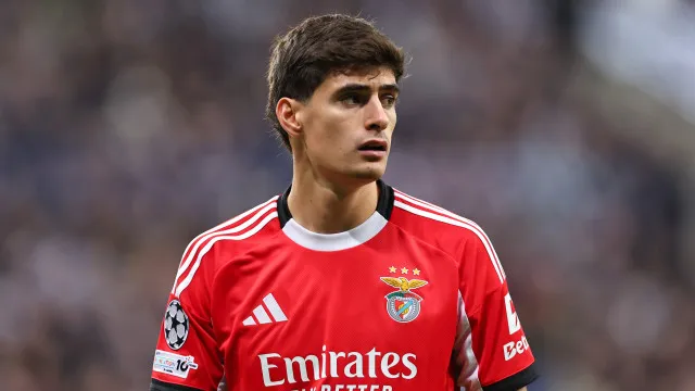 
                    Do aliciante desafio à saída. Futuro de António Silva no Benfica em xeque
                