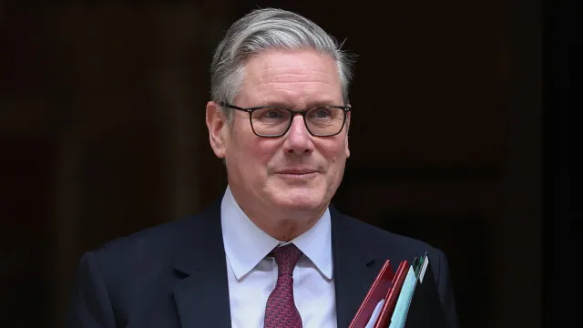 
                    Deputada trava desafio imediato a Starmer mas exige saída até setembro
                