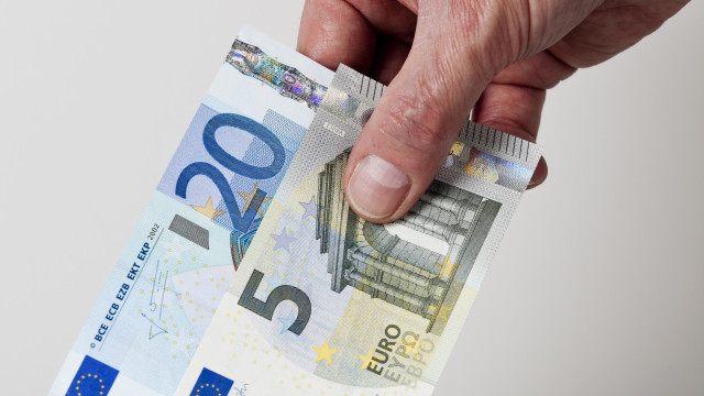 Quem tem direito aos 25€? Governo explica regras da