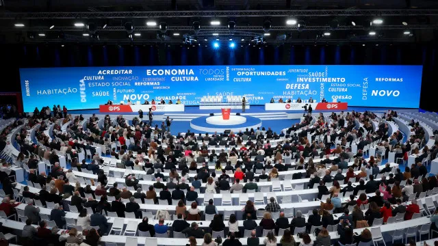 
                    Esquerda desafia PS a distanciar-se do Governo: 