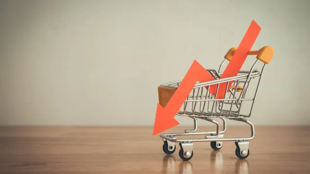 Confiança dos consumidores "diminui expressivamente" em abril