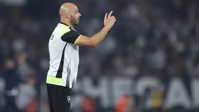 Botafogo bate Chapecoense em nova vitória de Franclim Carvalho