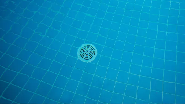 naom_69cd67f282258 EUA. Estudante salta de telhado para piscina e acaba com orelha rasgada