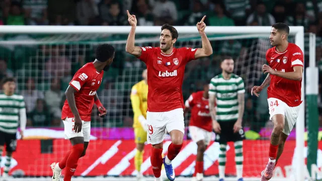 
                    Oficial: Avançado Gonçalo Paciência renova com o Santa Clara
                