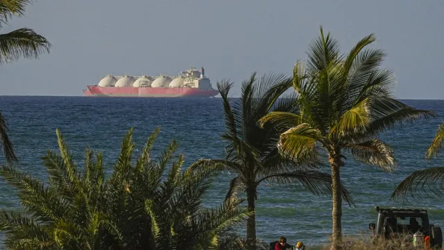 
                    Teerão deixa passar mais navios pelo estreito de Ormuz
                