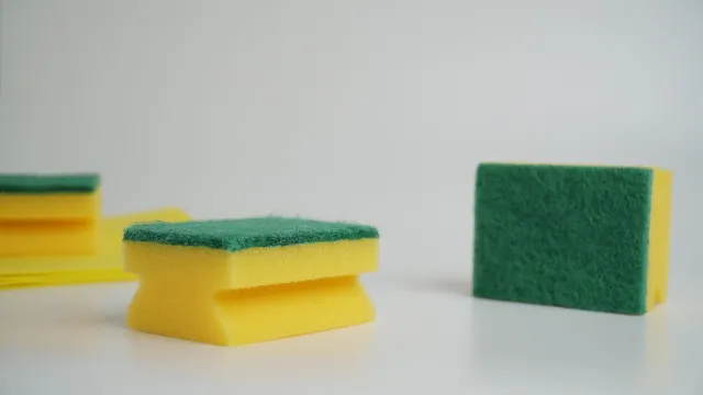 
                    Como desinfetar a esponja amarela da cozinha e acabar com os germes
                