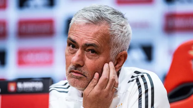 EM DIRETO: José Mourinho faz a antevisão do Estoril-Benfica