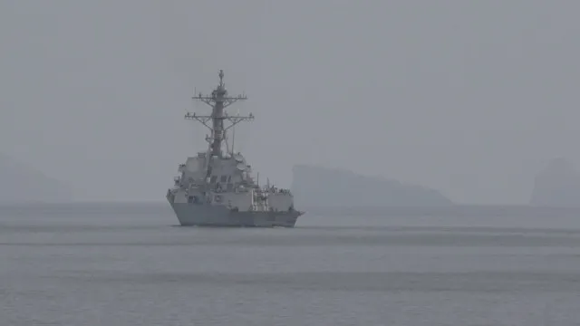 
                    China defende que só cessar-fogo integral pode aliviar a tensão em Ormuz
                