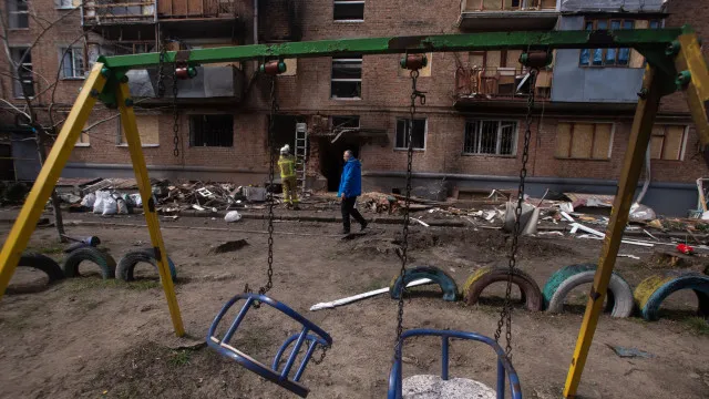 
                    Moscovo denuncia ataques a Leningrado e Kyiv atinge refinaria russa
                