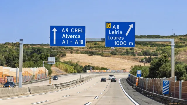 
                    A8 sem condicionamentos após colisão entre autocarro e camião na Malveira
                