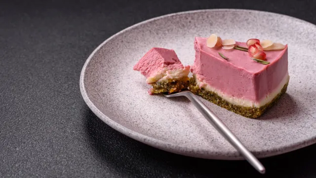 
                    Cheesecake de primavera. A receita cor-de-rosa que não precisa de forno
                