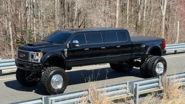 
                    Pick-up? Mini-bus? O insólito Ford de 400 mil dólares
                