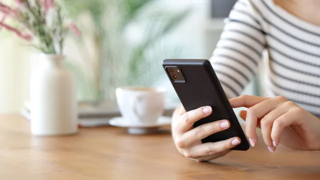 
                    Cérebro 'rejuvenesce' 10 anos quando passa menos tempo ao telemóvel
                