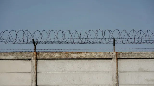 
                    Açores: Recluso fugiu e foi recapturado. Guardas travaram saída de mais
                