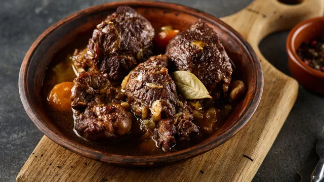 
                    Como fazer bochechas de porco estufadas super tenras? Temos 3 receitas
                