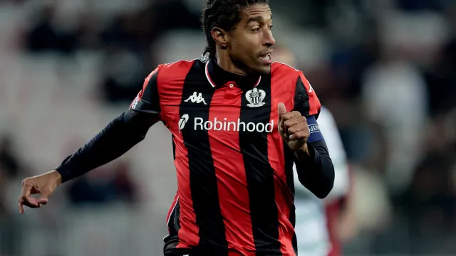 Oficial: Dante vai treinar equipa B do Bayern Munique