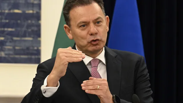 
                    Oposição leva lei laboral, inflação e jornalistas a debate com Montenegro
                