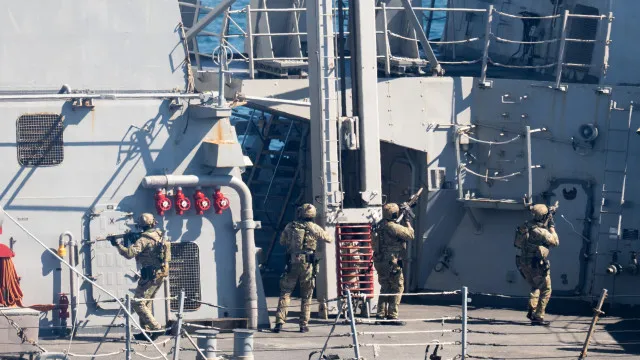 
                    Terceiro porta-aviões dos Estados Unidos a navegar para Médio Oriente
                