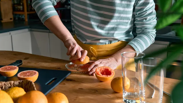 
                    Misturar medicamentos para o colesterol com esta bebida pode ser perigoso
                