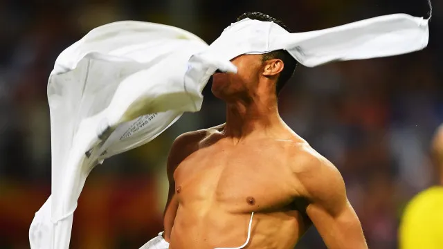 
                    10 anos, 10 fotos de uma das mais inesquecíveis noites da carreira de CR7
                