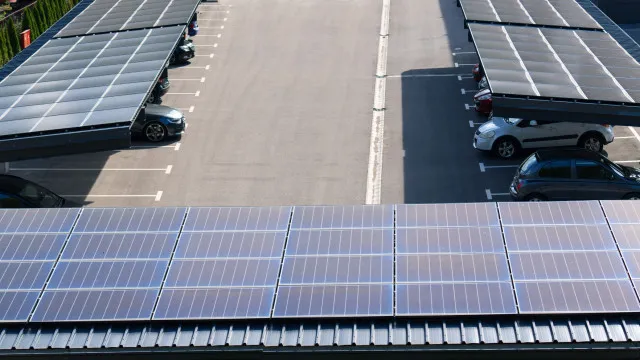 
                    Mais do que estacionar: Este aeroporto cria parque que gera energia
                