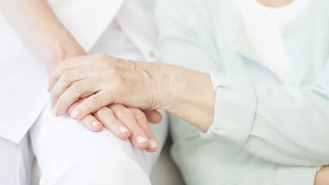 
                    O que é uma doula da morte e qual a importância que pode ter no luto?
                