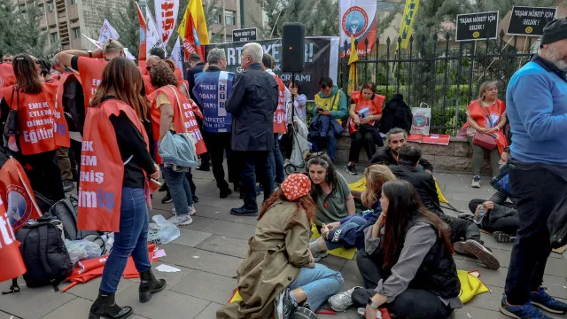Sobe para nove o total de mortes em massacre em escola na Turquia
