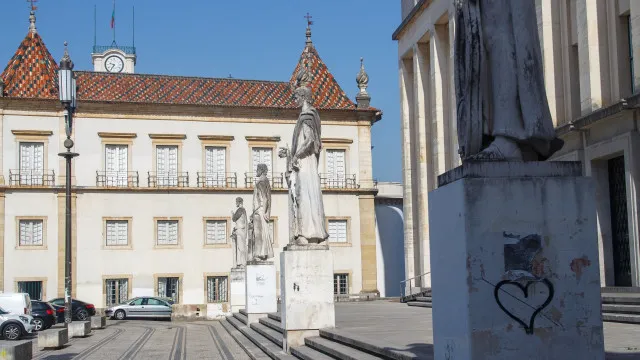 
                    Capa e sapatos de traje de Hugo Meneses depositados na FLUC em homenagem
                