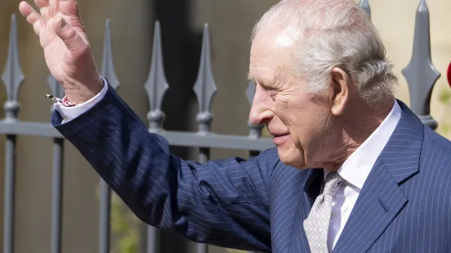 
                    Rei Carlos III surpreende ao visitar loja que frequentava na infância
                