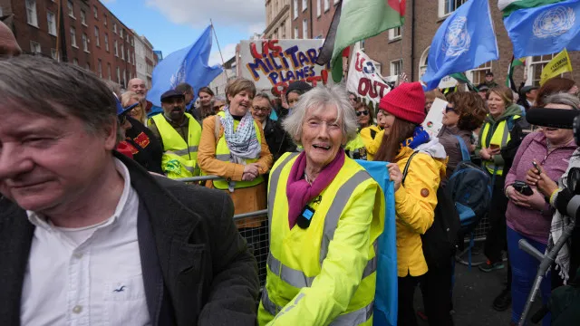 
                    Irlandesa de 91 anos anda 220km contra uso militar de aeroporto pelos EUA
                