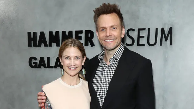 
                    Dica para casamento duradouro? Fazer viagens sozinhos, diz Joel McHale
                